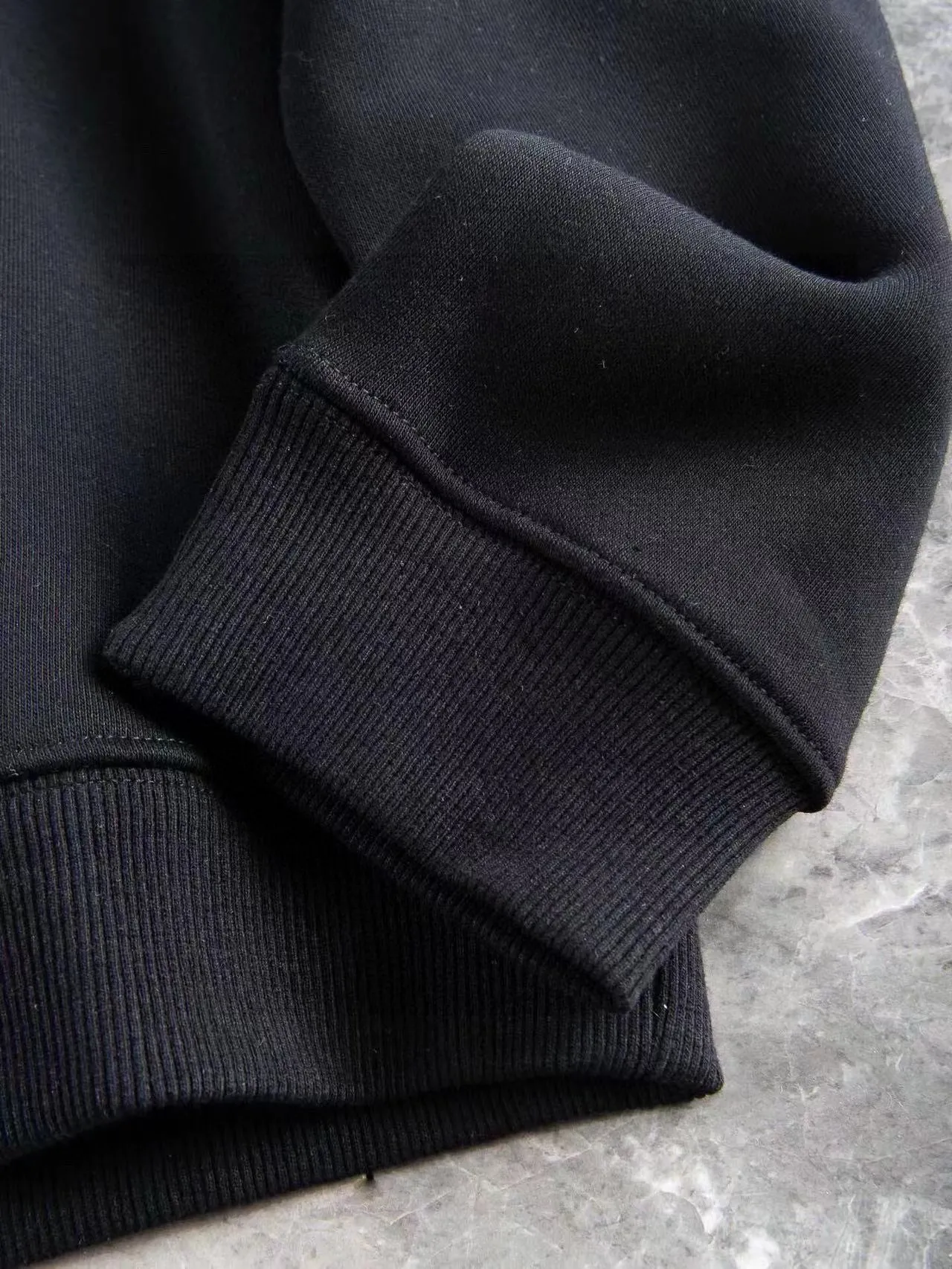 🅿️400 brand [LV Louis Vuitton] (velvet and thickened) 2025 autumn and winter new products, celebrities' favorite fashion-flavored casual suits, clean and neat tailoring, full of urban style. Made of high-quality custom-made fabrics, the lining has excellent thermal insulation effect, feels soft and dry, and the upper body effect is crisp and stylish. The three-dimensional cutting process and the pattern are all of high standards, and the silhouette version has the right benefits! It is not tight at all, and you feel good when you wear it. So many top-quality raw materials create high-end products with unparalleled value. It is the first choice for high-end fashion people. (Size: M-4XL can wear up to 200 pounds)